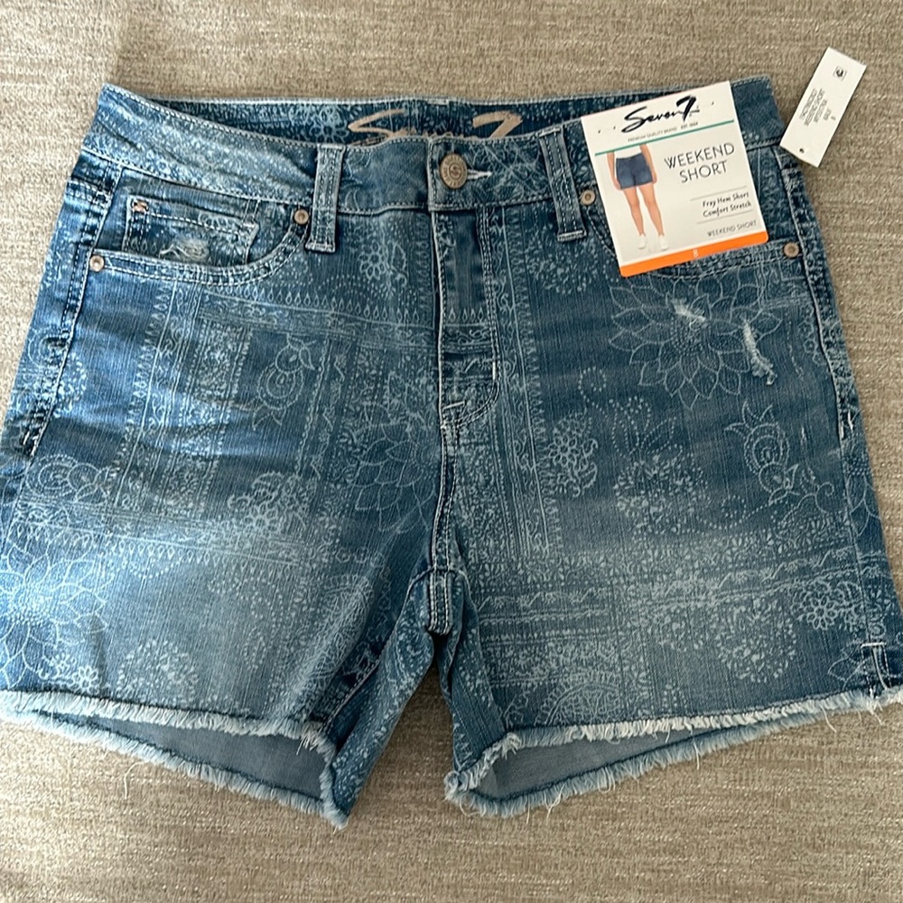 Seven7 Fray Hem Comfort “Kaui” Floral Pattern Weekend Shorts Size 8. NWT